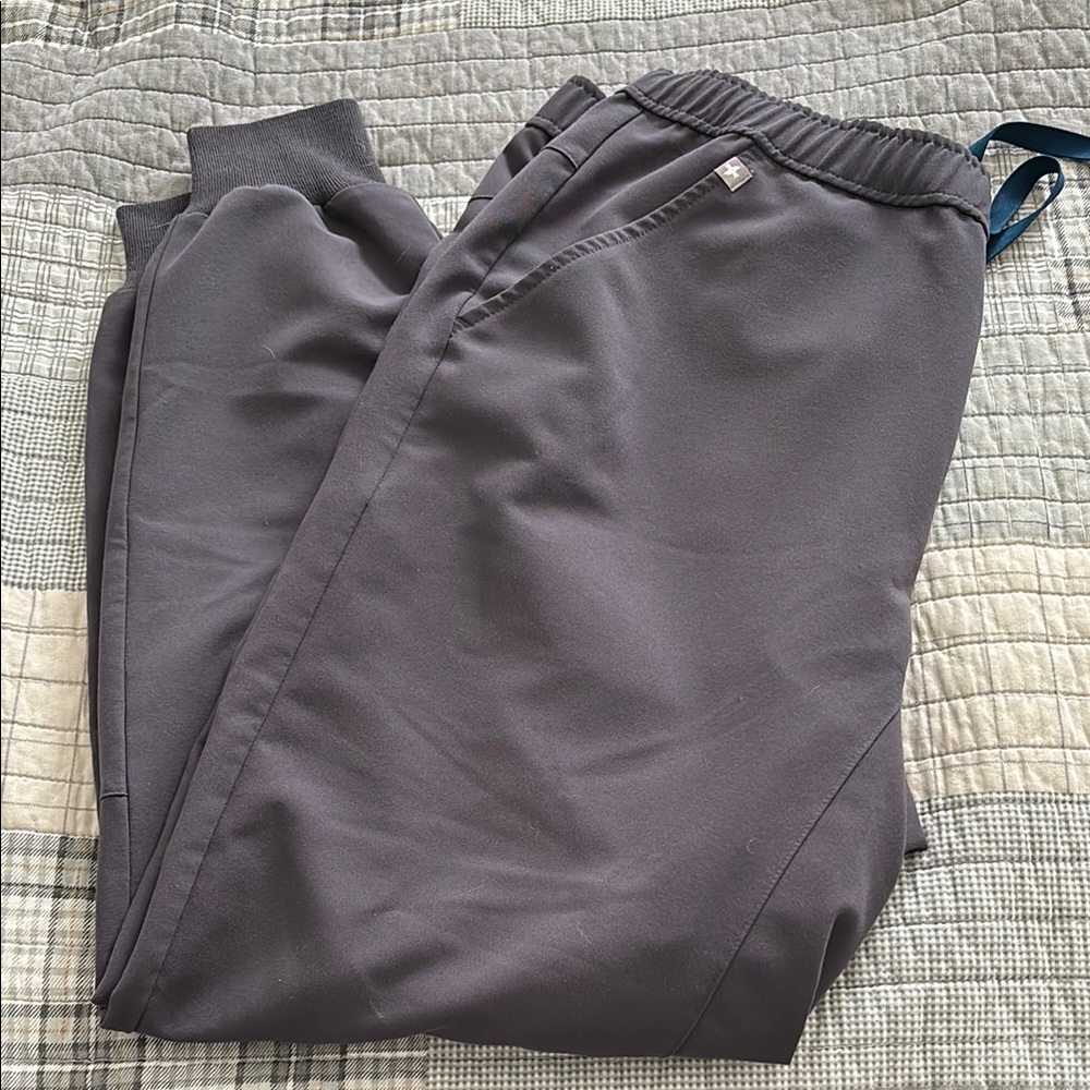 FIGS Men's Charcoal Jogger Pants Size Medium/Short